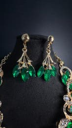 Ensemble vert élégant inspiré par Swarovski – style haute