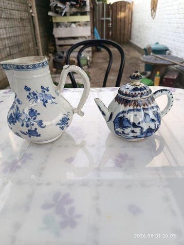 2 porseleinen theepotten meloen met decor blauw en goud +