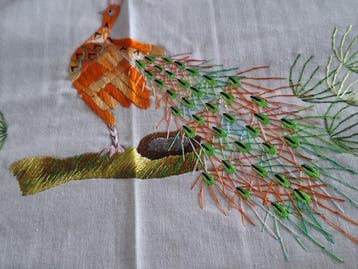 Nappe de table éblouissante, signée et brodée à la main –