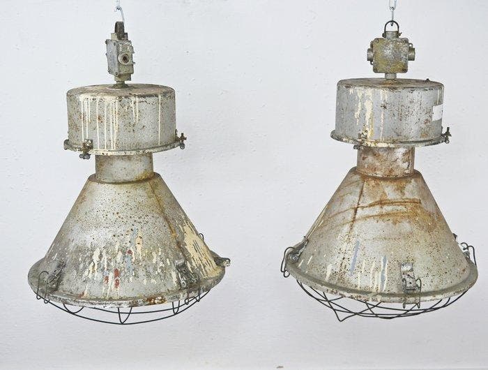 Mesko - Plafondlamp - Metaal - Twee Poolse industriële, Antiquités & Art, Antiquités | Assiettes décoratives & Carrelages