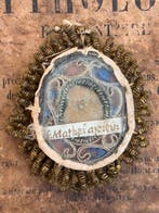 Reliekhouder - glas, koperdraad en cartouche, zijde -