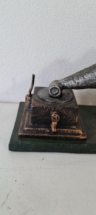 His Masters Voice - Statue, His Masters Voice Nippet met