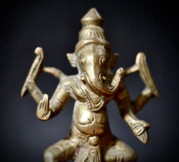 Ganesha met vier armen in lalitasana met muis Musika - 10,5