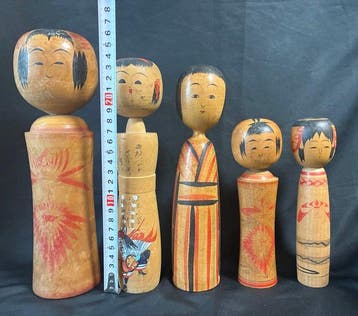 5 anciennes poupées kokeshi japonaises – art populaire