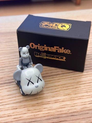 Kaws (1974) - OriginalFake BE@RBRICK KAWS car set, Antiek en Kunst