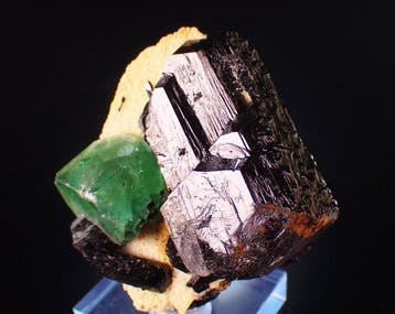 Fluorite verte avec tourmaline noire Groupe de cristal -