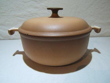 Le Creuset - Enzo Mari, Een fraaie ronde cocotte n° 20 -