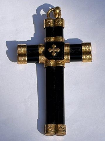 Kruishanger Monumentale (7,5×4,5 cm) borstkruis uit