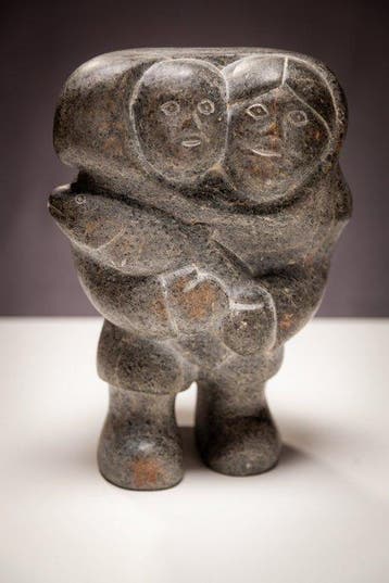 Monumentale basaltensculptuur moeder met kind en vis -