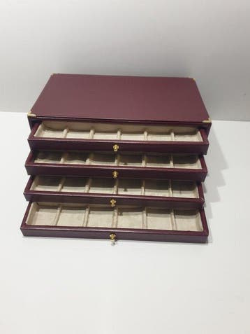 Accessoires. Monetiere in ecopelle bordeaux per 72 posti
