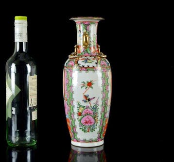 Een grote Chinese Rose Mandarin balustervaas - Porselein -, Antiquités & Art