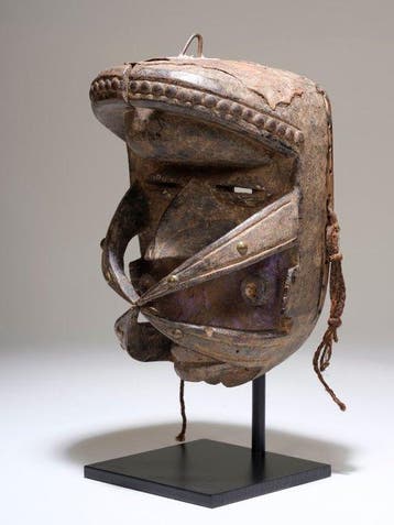 Bété masker – Ivoorkust – hout, metaal, leer en pigment.