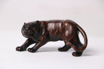 Netsuke japonais ancien – sculpture sur bois signée dun, Antiquités & Art