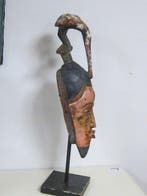 Guru - Yohure masque sur présentoir - Guru - Yohure - Côte