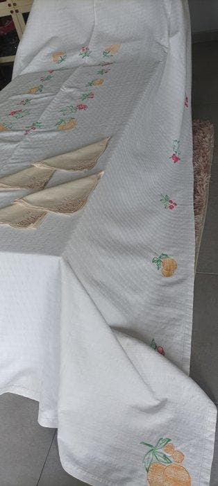 Grote prachtige handdoek met met de hand geborduurde, Antiquités & Art, Tapis & Textile