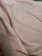 Geometrische jacquard in parelmoer en roze – tijdloze klasse