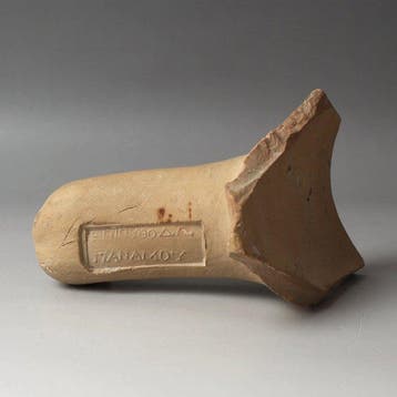 Oud-Grieks Aardewerk Amfoor-handvatfragment met inscriptie