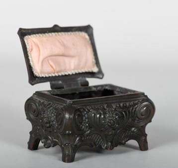 Gepatineerd bronzen of messing juwelenkistje met rijk, Antiek en Kunst