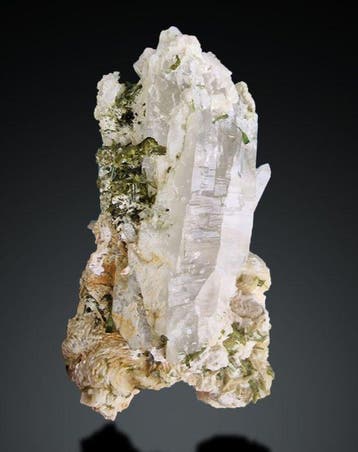 Groot kwarts kristal met groene toermalijn – mineraal van, Verzamelen, Mineralen en Fossielen