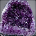 Gloeiende amethist op metalen standaard – elegantie in