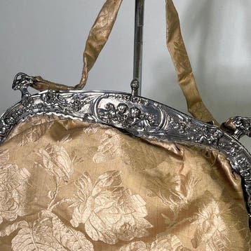 Henin & Cie Paris - Cherubs in a romantic garden setting -