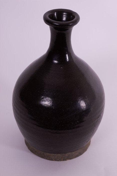 Een grote zwart geglazuurde Yuhuchun Ping (peervormige, Antiquités & Art, Antiquités | Autres Antiquités