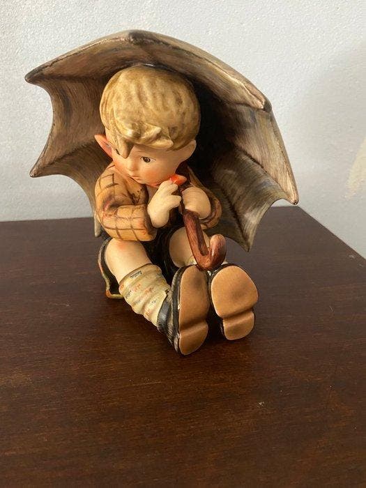 Goebel - Beeldje - Jongen met paraplu - TMK6 - Porselein, Antiek en Kunst, Curiosa en Brocante