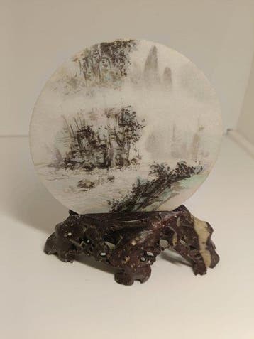 Decoratieve schijf van marmer, beschilderd met een
