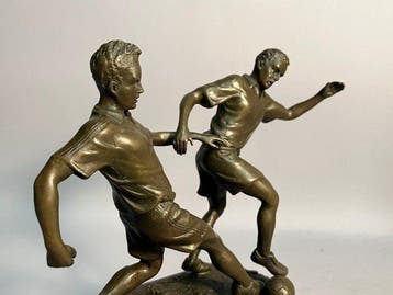 sculptuur, Twee voetballers strijden om de bal - 22 cm -