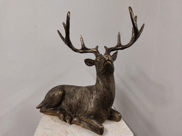 Beeld, hert liggende - 36 cm - polyresin