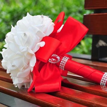 Bruidsmeisjesboeket foamrozen roomwit+rood met strass, Nieuw