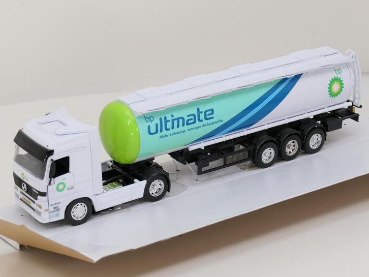 Schaal 1:32 NewRay Mercedes-Benz vrachtwagen bp ultimate..., Hobby en Vrije tijd, Modelauto's | Overige schalen, Gebruikt, Ophalen of Verzenden