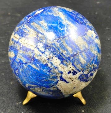 Lapis lazuli combineert met gouden pyriet. Bol - Hoogte: 80