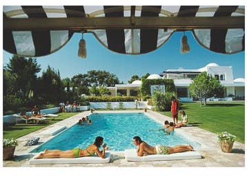 Slim Aarons (1916–2006) - Pool In Sotogrande, Antiek en Kunst
