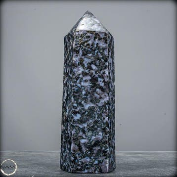 Natuurlijke Merlinit-obelisk met een fijn uitgewerkte,
