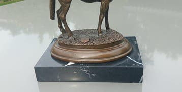 Bronzen sculptuur met meerdere interessante merktekens en