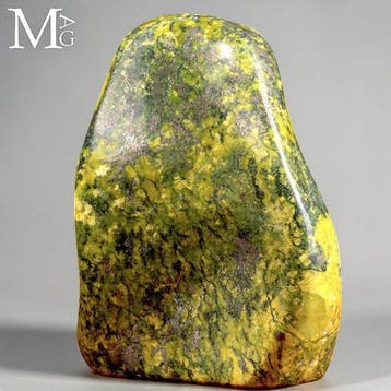 Serpentin uit Peru met pyriet – natuurlijke glanzende steen.
