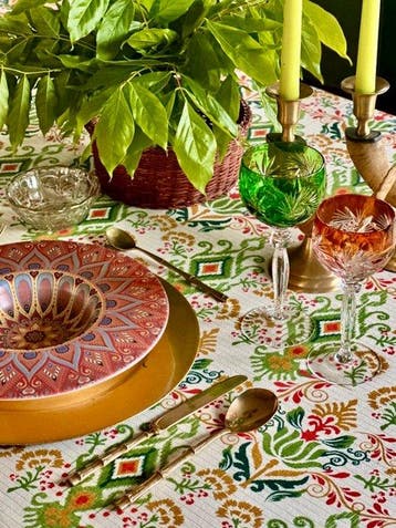 Tafelkleed met een ikat-stijl patroon voor grote tafels. -