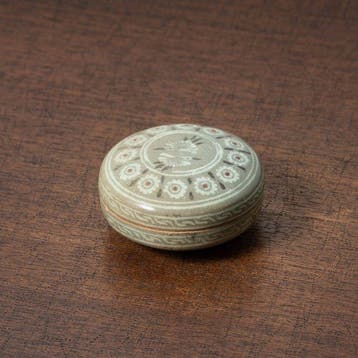 Boîte couverte en céladon de Goryeo, avec un motif de grue