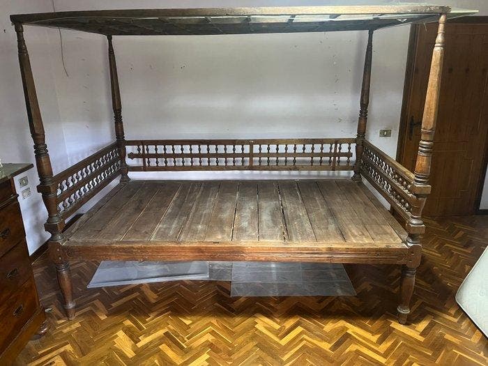 Een koloniale Anglo-Indische houten bed met luifel. - Hout -, Antiek en Kunst, Kunst | Niet-Westerse kunst