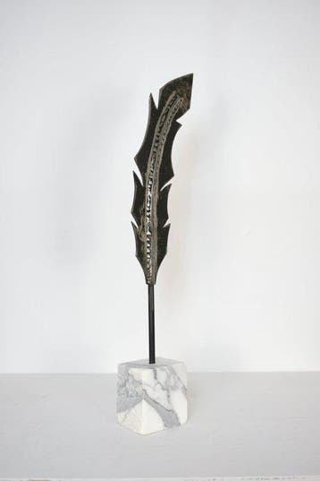 Mela - Edoardo Meloni - sculptuur, Metallic feather - 50 cm