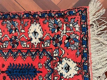 Een vintage handgeknoopt Marokkaans Rabat-wol tapijt,