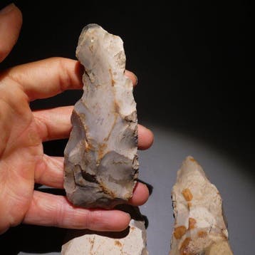 Michelsberg, Neolithisch 3 vuurstenen, 11 cm lang. Mes -