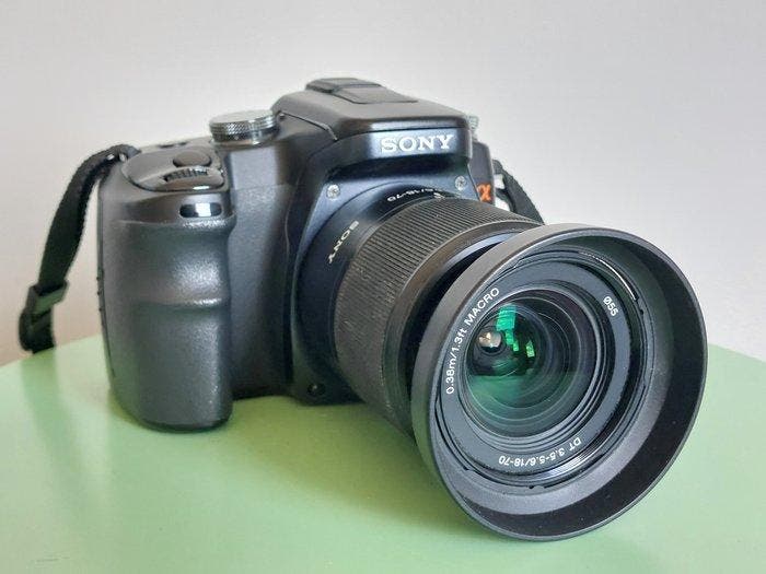 Sony 100 & Sony 3.5 – 5.6 / 18 – 70 zoomlens Digitale, Audio, Tv en Foto, Fotocamera's Digitaal