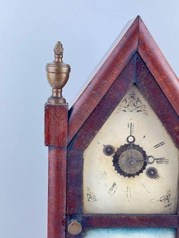 Figurale pendule - Antique wooden table clock with alarm and, Antiquités & Art