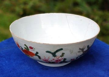 Grote 18e-eeuwse Chinese export Famille Rose vispunchkom -