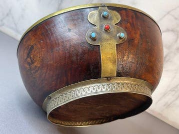 Kom - Tibetaans messingbeklede houten rituele schaal met, Antiek en Kunst