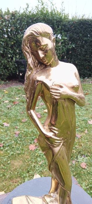 sculptuur, verguld bronzen sculptuur van een jonge vrouw in
