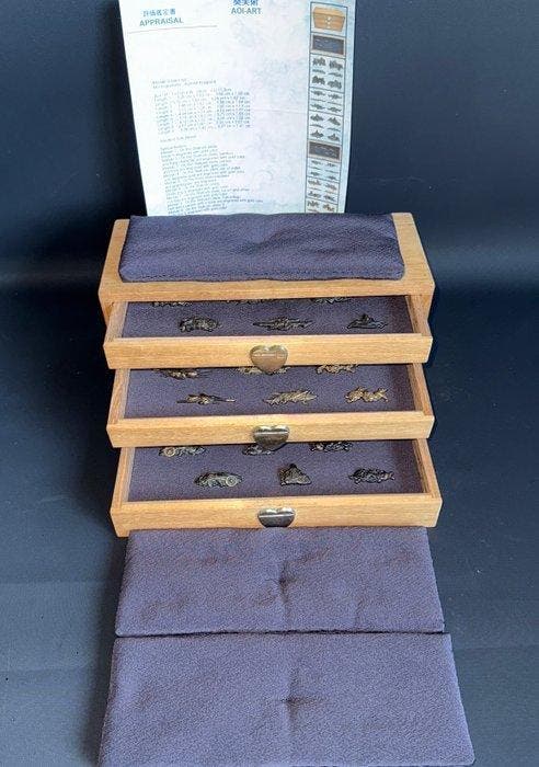 9 pairs of menuki in collection cabinet - Japan - Edo period, Antiek en Kunst, Antiek | Overige Antiek