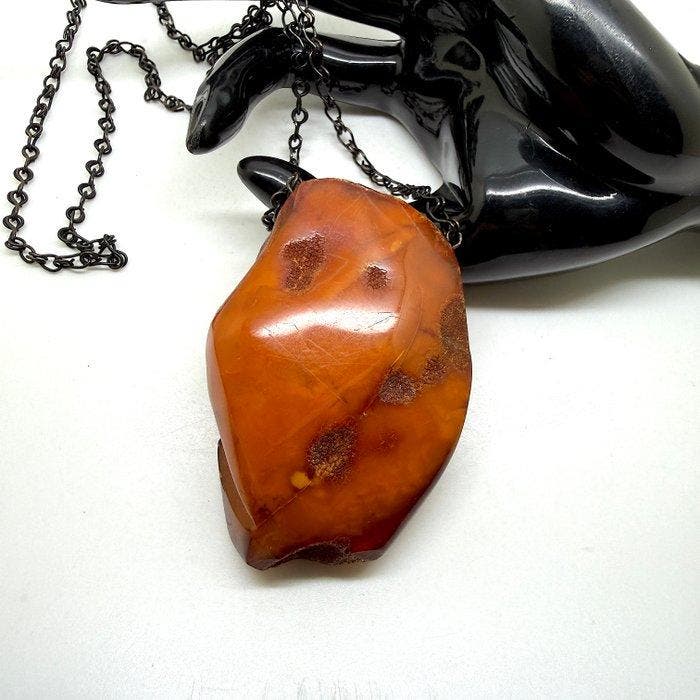Oude natuurlijke hele steen Baltisch amber hanger en, Verzamelen, Mineralen en Fossielen